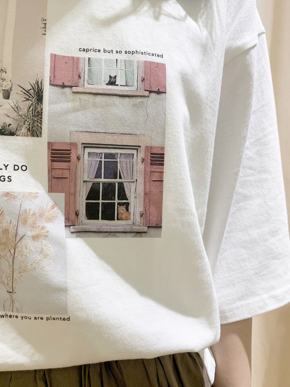 ホワイト系のTシャツ/カットソー、ホワイト系のシャツ/ブラウス、ホワイト系のTシャツ/カットソーを着用したレディースの春コーディネートの5枚目の写真