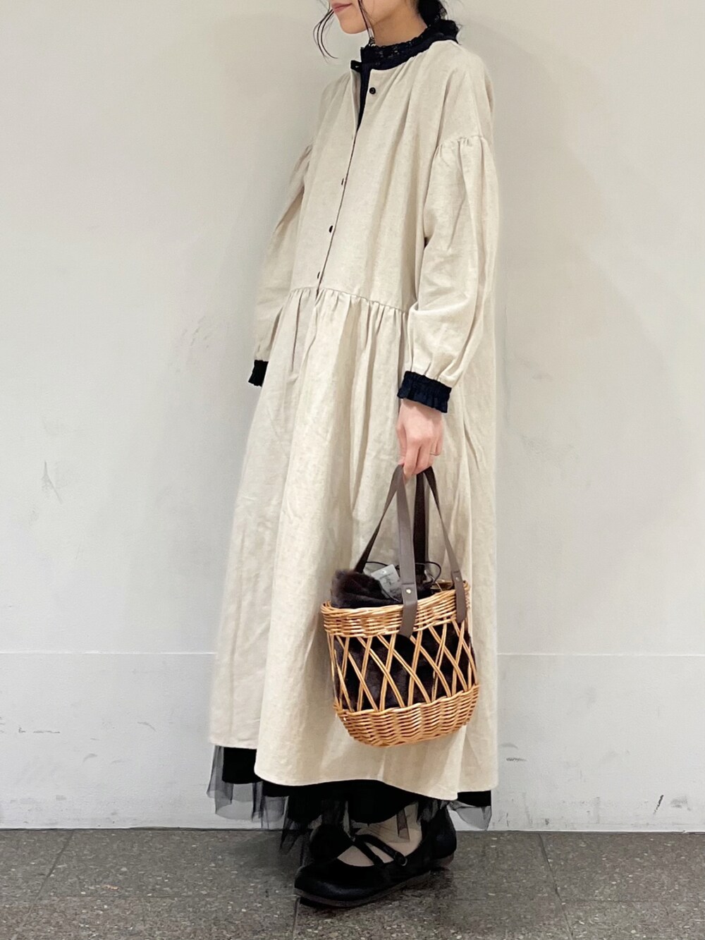 ブラック系のTシャツ/カットソー、ベージュ系のワンピース/ドレス、ブラック系のスカートを着用したレディースの冬コーディネートの3枚目の写真