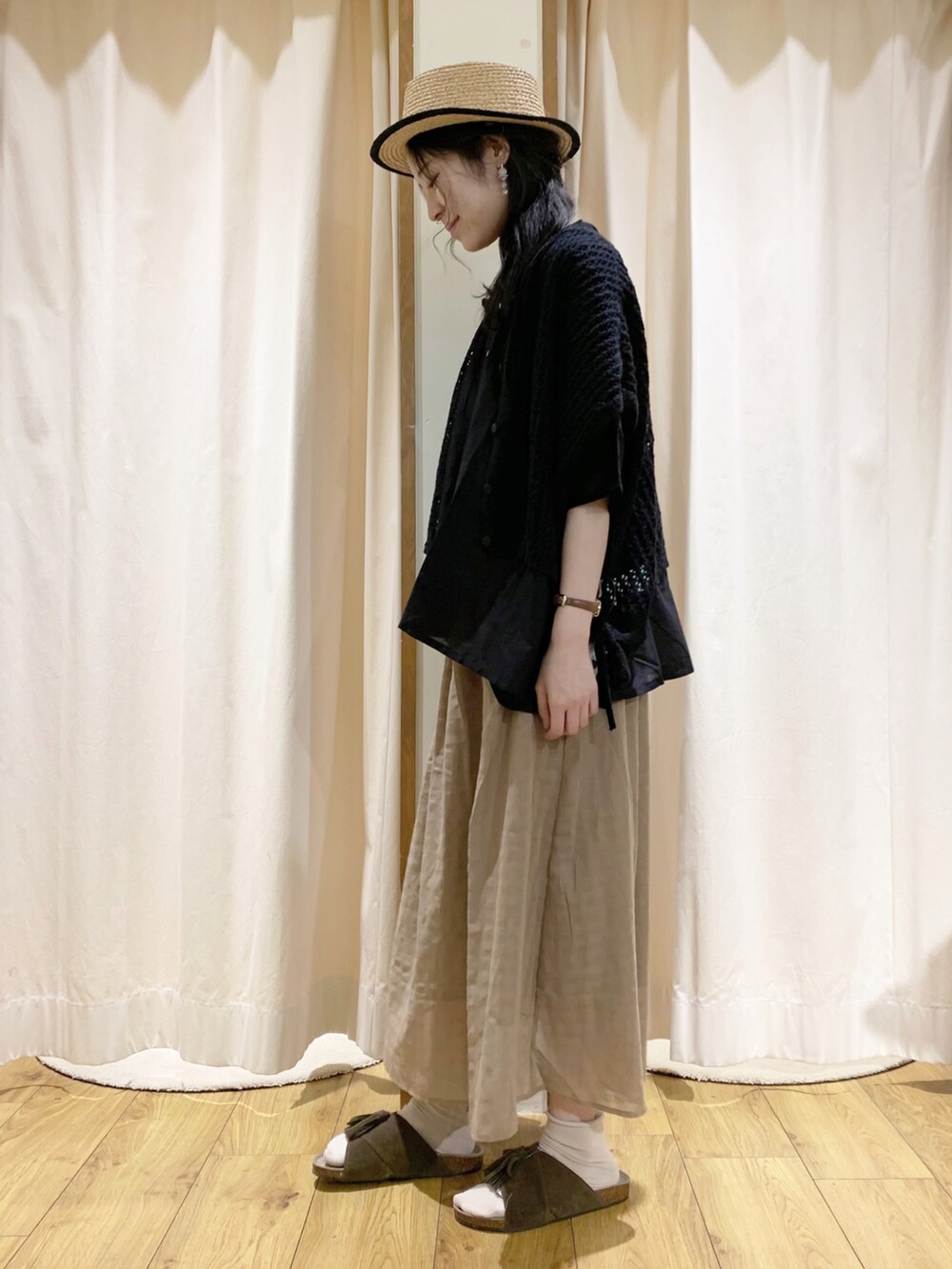 ブラック系のシャツ/ブラウス、ブラック系のベスト、ブラック系のTシャツ/カットソーを着用したレディースの夏コーディネートの3枚目の写真