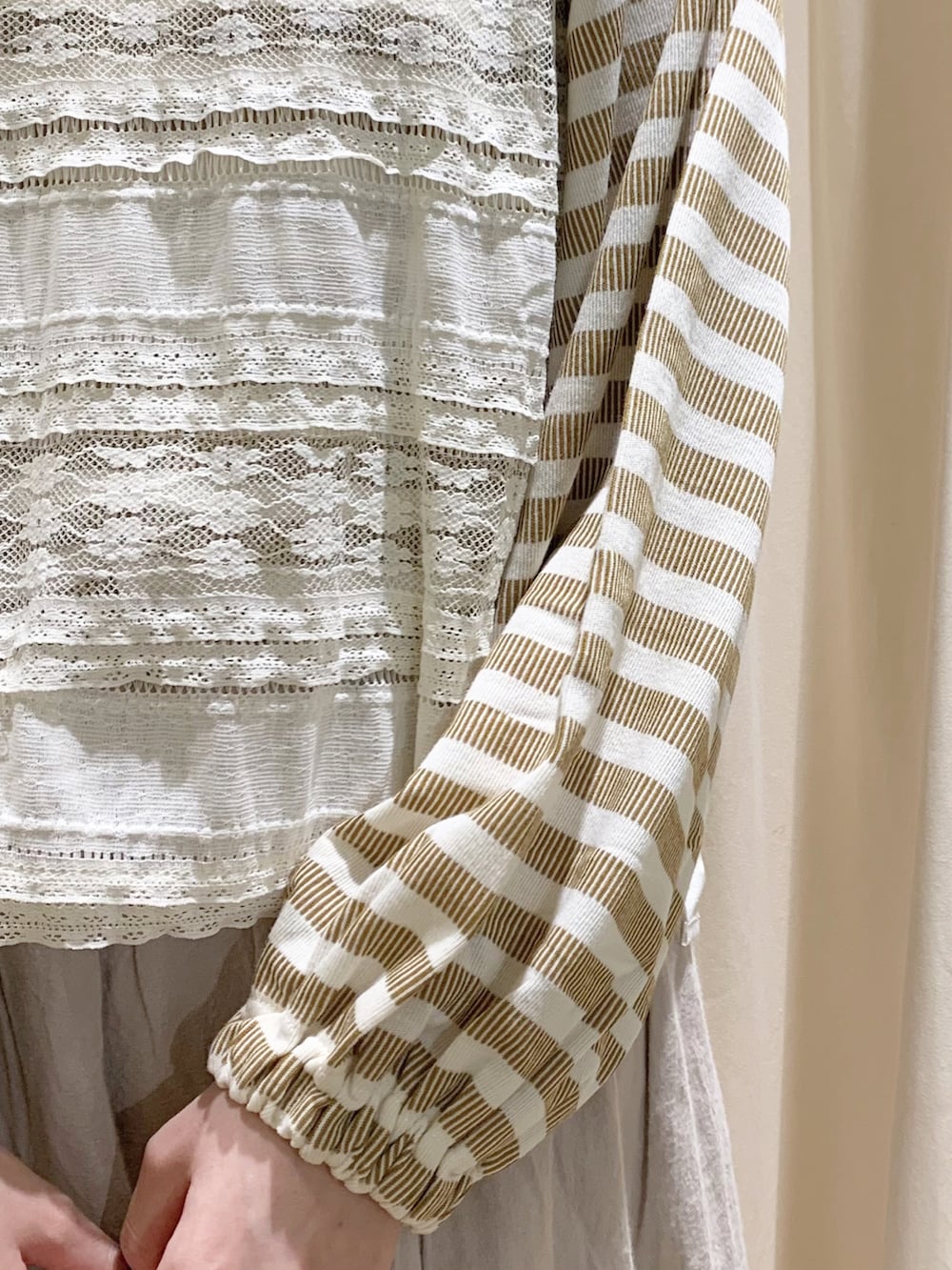 ホワイト系のベスト、イエロー系のTシャツ/カットソー、ホワイト系のスカートを着用したレディースの秋コーディネートの5枚目の写真