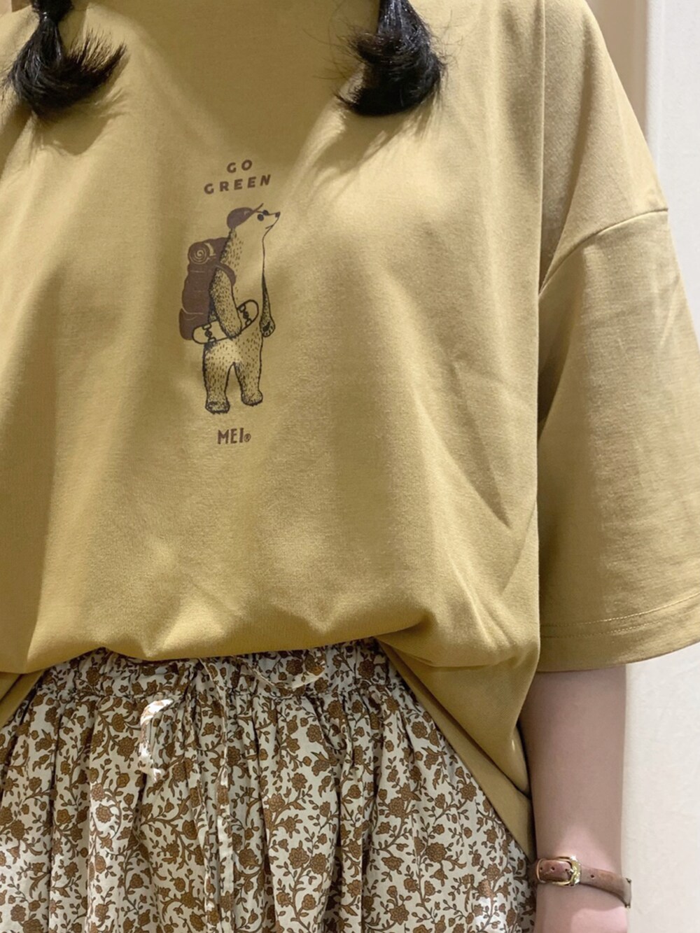 イエロー系のTシャツ/カットソー、オレンジ系のスカート、ホワイト系のTシャツ/カットソーを着用したレディースの春コーディネートの5枚目の写真