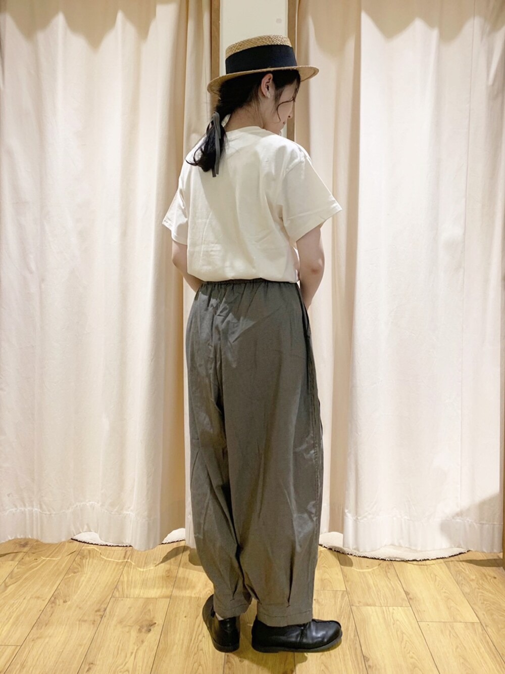 ホワイト系のTシャツ/カットソー、グレー系のその他パンツ、ホワイト系のTシャツ/カットソーを着用したレディースの春コーディネートの2枚目の写真