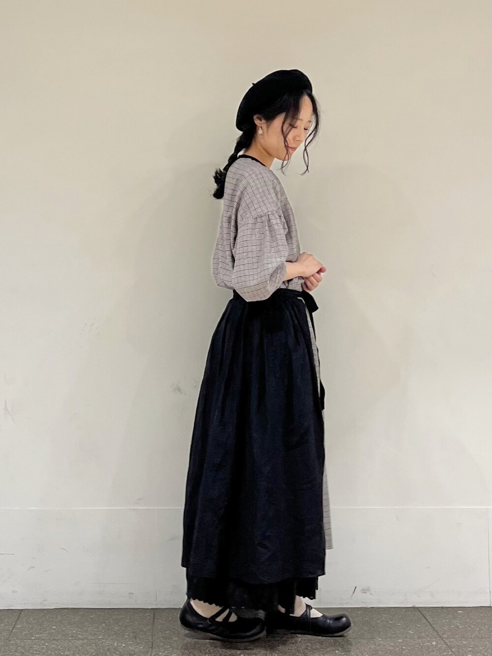 ブラック系のワンピース、ブラック系のスカートを着用したレディースの冬コーディネートの3枚目の写真