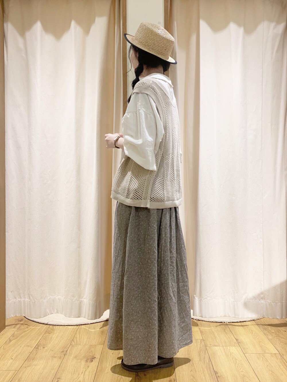 ホワイト系のシャツ/ブラウス、ベージュ系のベスト、ホワイト系のTシャツ/カットソーを着用したレディースの春コーディネートの2枚目の写真