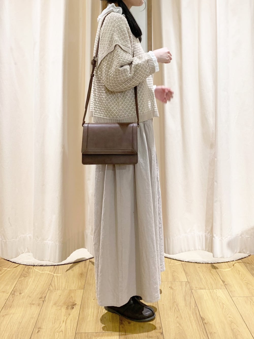 ベージュ系のニット/セーター、ホワイト系のシャツ/ブラウス、ベージュ系のその他パンツを着用したレディースの春コーディネートの3枚目の写真