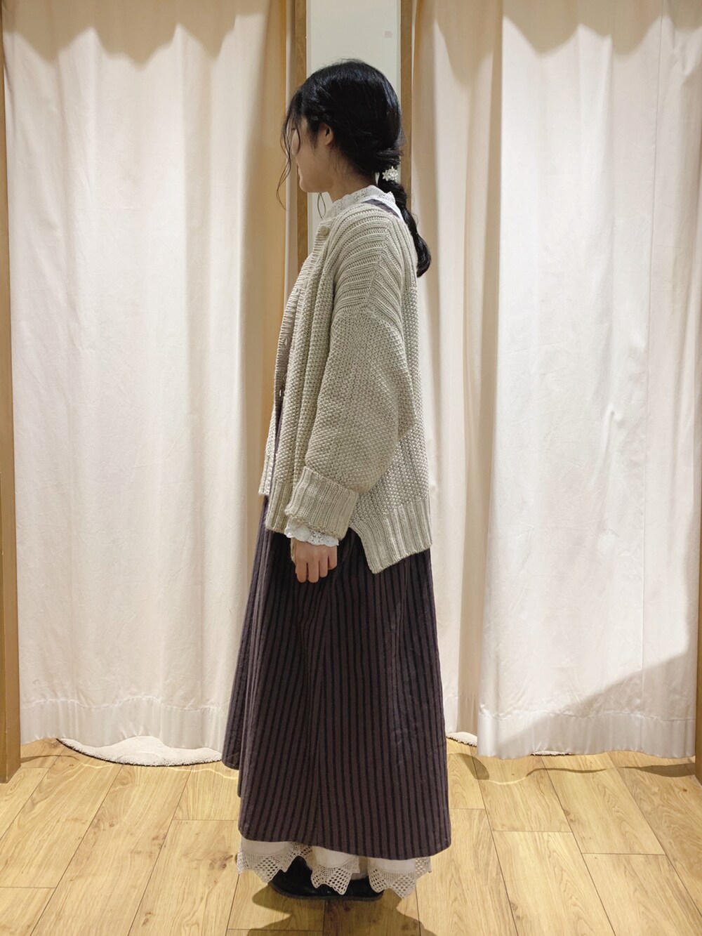 ホワイト系のニット/セーター、ブラウン系のワンピース、ホワイト系のシャツ/ブラウスを着用したレディースの秋コーディネートの2枚目の写真