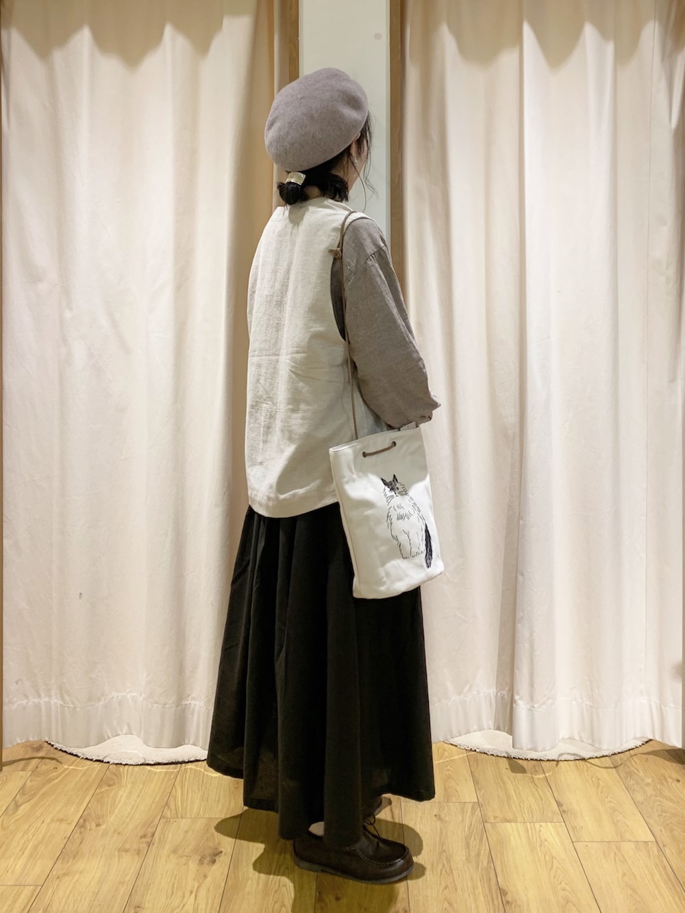 ホワイト系のベスト、ブラウン系のシャツ/ブラウス、ホワイト系のTシャツ/カットソーを着用したレディースの夏コーディネートの3枚目の写真