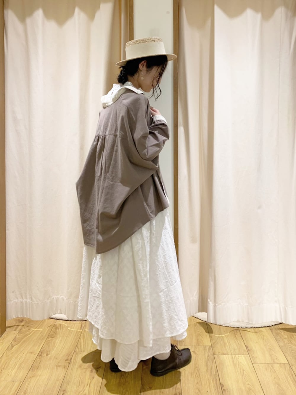 ホワイト系のワンピース、ホワイト系のタンクトップ、ホワイト系のスカートを着用したレディースの春コーディネートの4枚目の写真