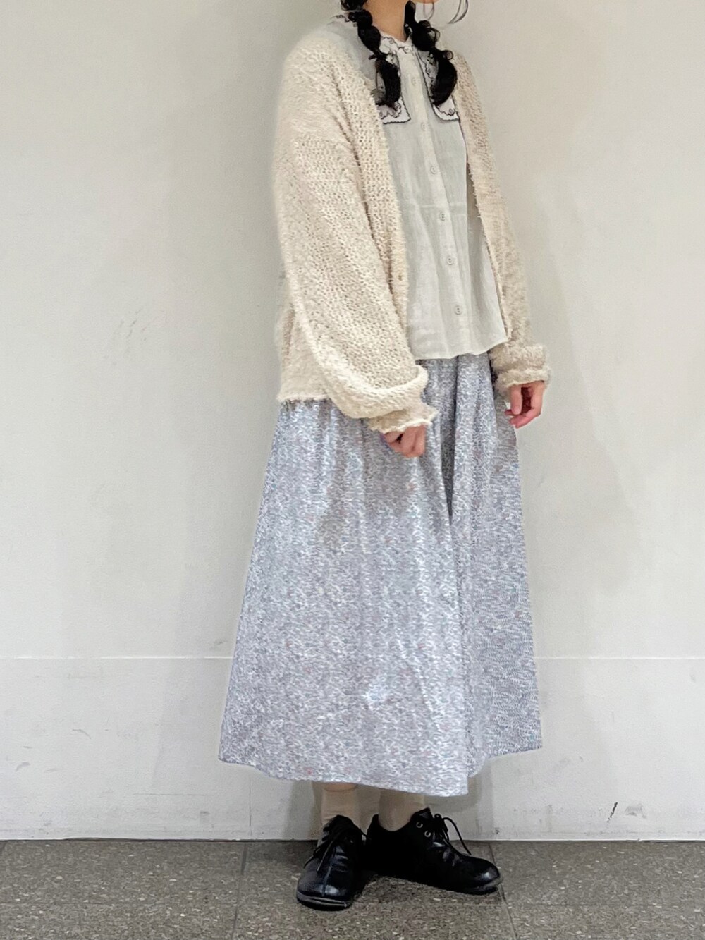 「Samansa Mos2、サマンサ モスモス(Samansa Mos2)、ナチュラル、ガーリー、ゆるコーデ、TSUHARU by Samansa Mos2、リバティ、LIBERTY」｜「TSUHARU by Samansa Mos2のリネンハンカチ刺繍前後2WAYブラウス（シャツ/ブラウス、ベージュ系）」を使った、marin.🐏さん（レディース・160cm）の冬コーディネートの2枚目の写真