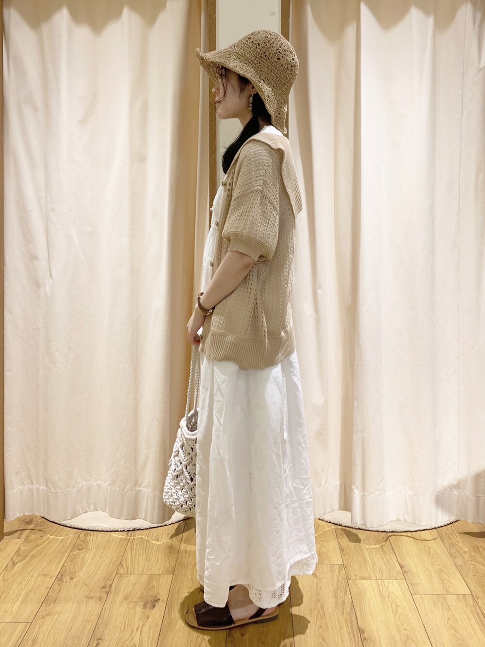 ホワイト系のワンピース、ホワイト系のTシャツ/カットソー、ホワイト系のトートバッグを着用したレディースの春コーディネートの2枚目の写真