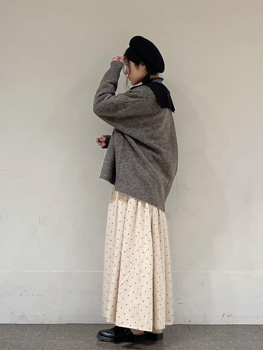 ブラック系のシャツ/ブラウス、ブラウン系のカーディガン/ボレロ、グレー系のニット/セーターを着用したレディースの秋コーディネートの3枚目の写真