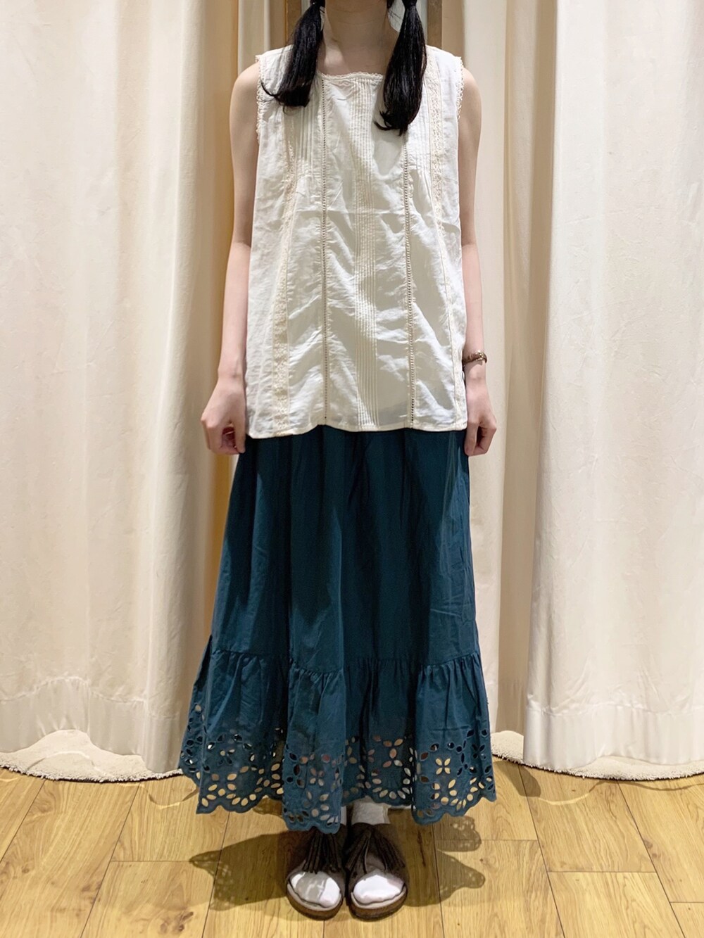 ホワイト系のシャツ/ブラウス、ベージュ系のカーディガン/ボレロ、グリーン系のスカートを着用したレディースの夏コーディネートの5枚目の写真