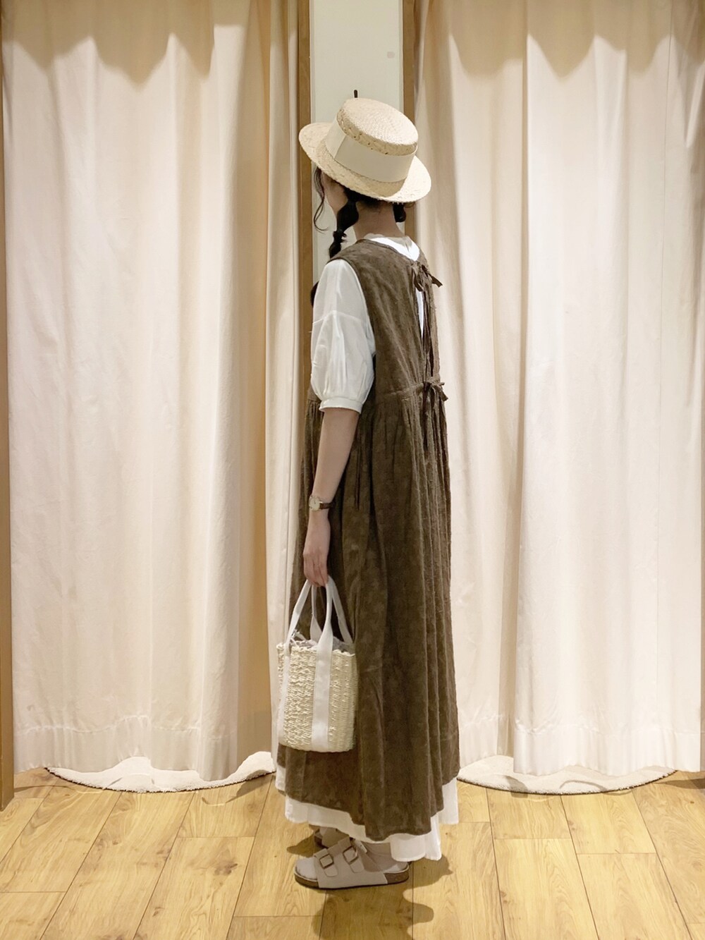 ブラウン系のワンピース、ホワイト系のTシャツ/カットソー、ホワイト系のタンクトップを着用したレディースの夏コーディネートの3枚目の写真