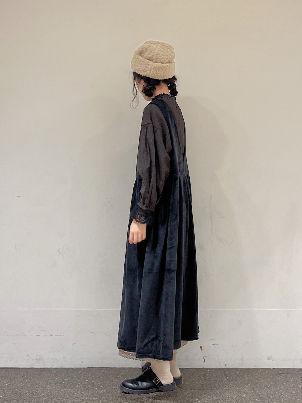 ブラック系のワンピース、グレー系のシャツ/ブラウス、ブラウン系のその他パンツを着用したレディースの秋コーディネートの2枚目の写真
