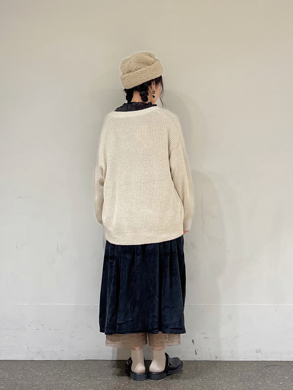 グレー系のシャツ/ブラウス、ブラック系のワンピース、ブラック系のサンダルを着用したレディースの秋コーディネートの3枚目の写真