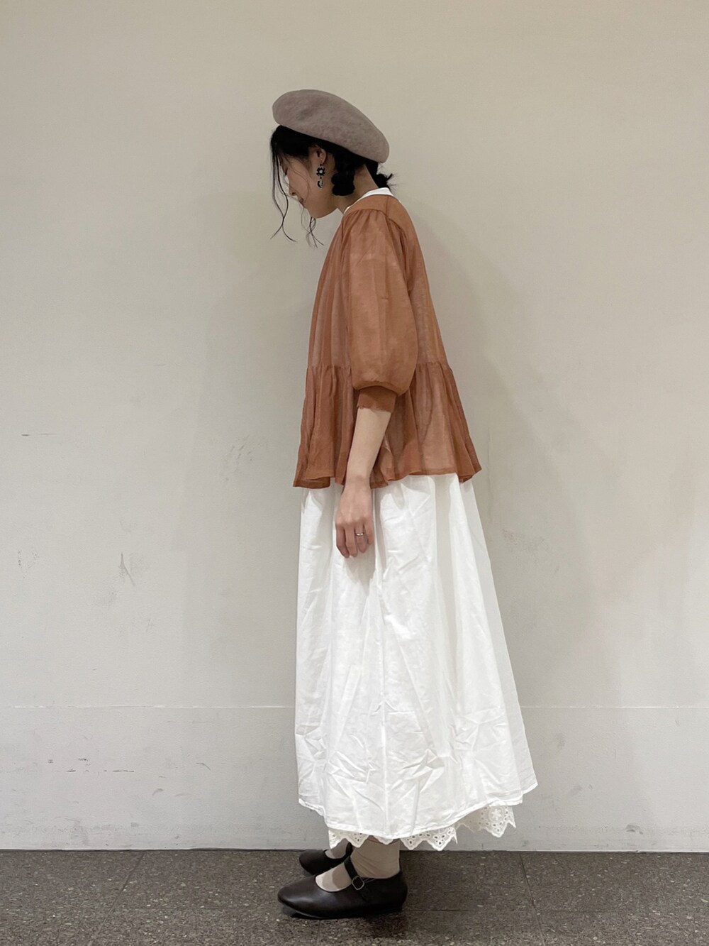 レッド系のカーディガン/ボレロ、ホワイト系のワンピース、ホワイト系のスカートを着用したレディースの夏コーディネートの2枚目の写真