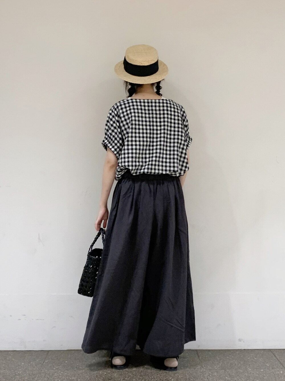 ブラック系のシャツ/ブラウス、グレー系のその他パンツ、ホワイト系のタンクトップを着用したレディースの夏コーディネートの4枚目の写真