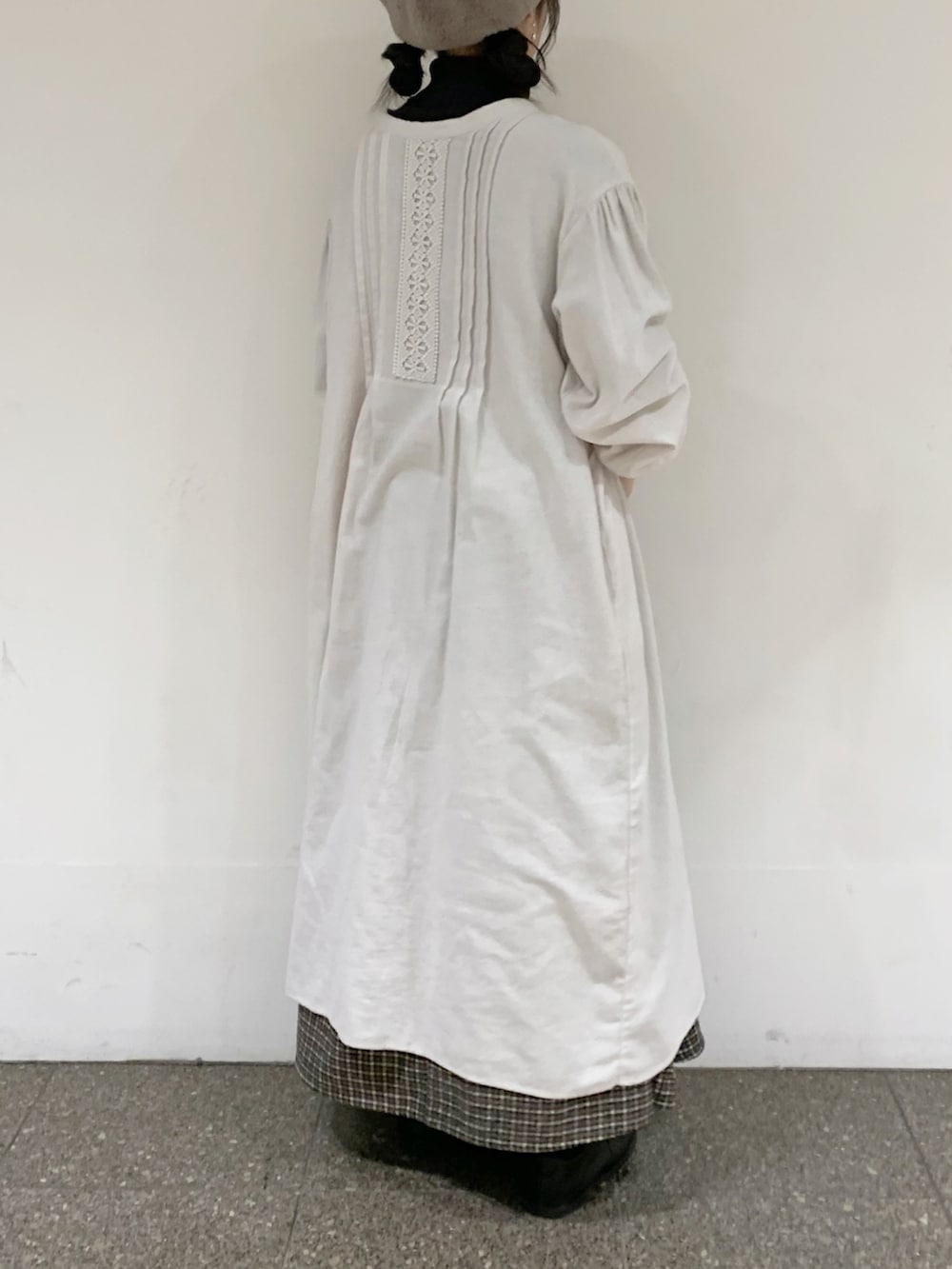 グレー系のワンピース、グレー系のニット/セーター、ブラウン系のスカートを着用したレディースの冬コーディネートの4枚目の写真