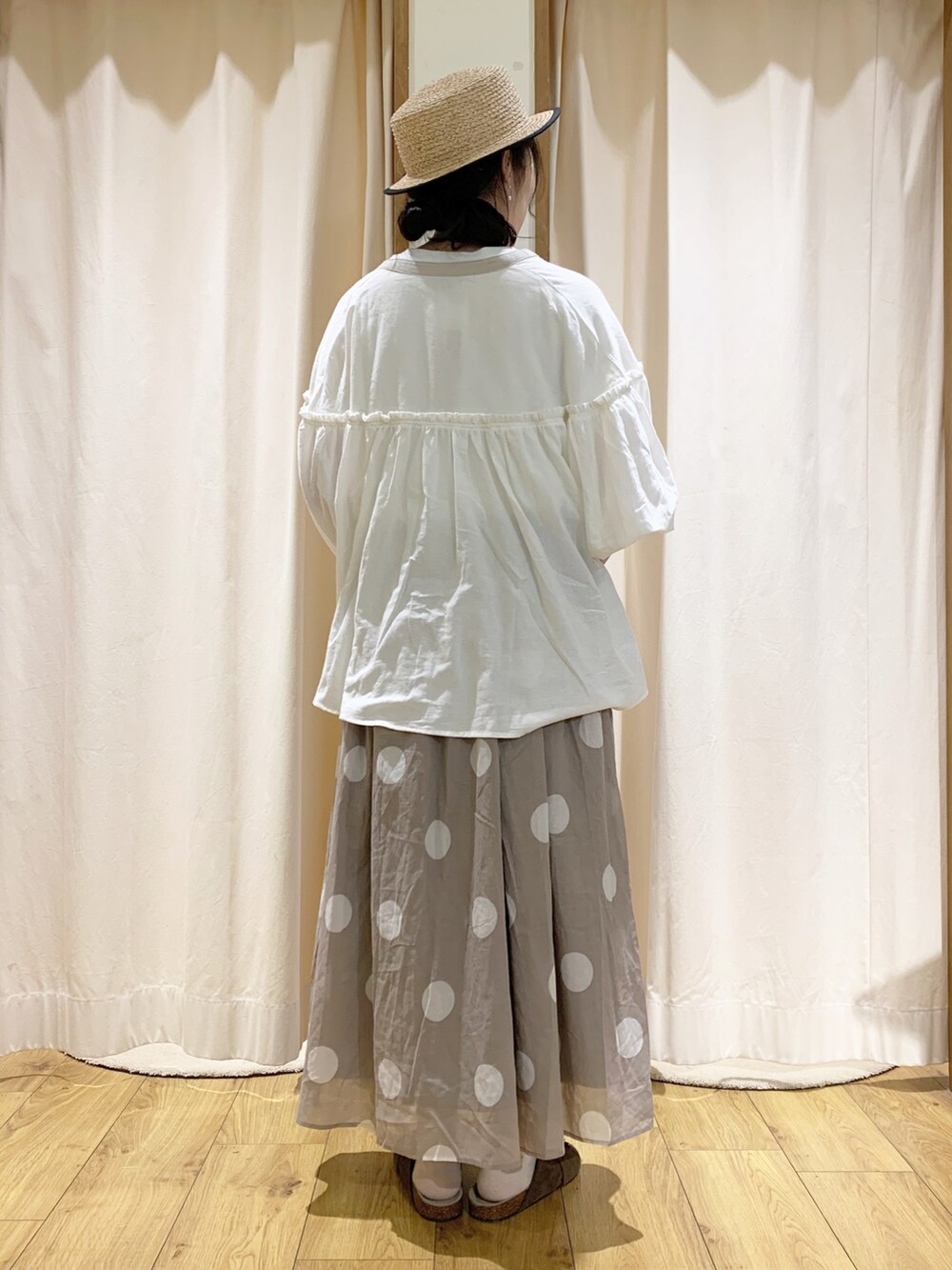 ホワイト系のTシャツ/カットソー、ホワイト系のシャツ/ブラウス、ホワイト系のTシャツ/カットソーを着用したレディースの夏コーディネートの4枚目の写真