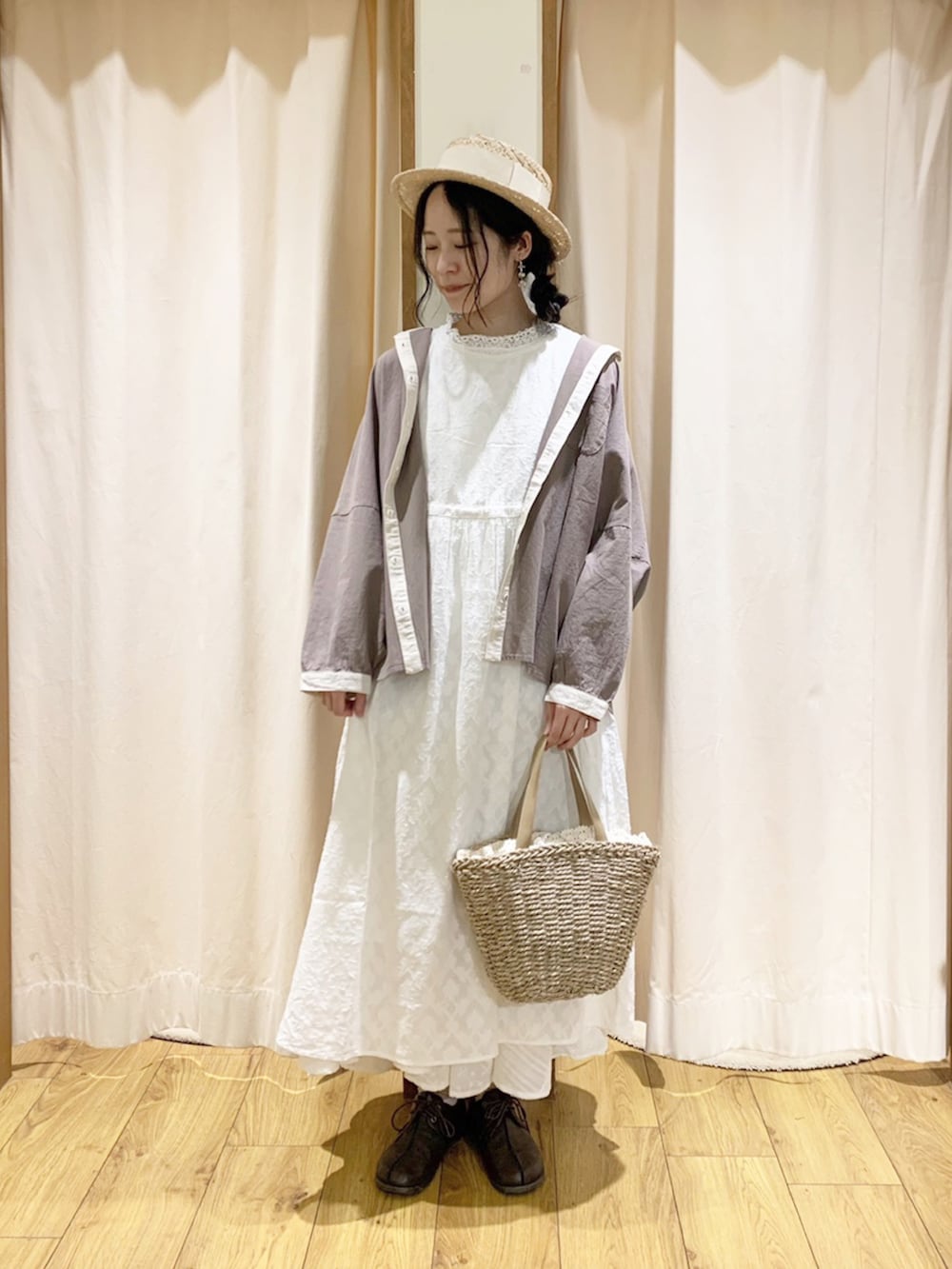 ホワイト系のワンピース、ホワイト系のタンクトップ、ホワイト系のスカートを着用したレディースの春コーディネートの2枚目の写真