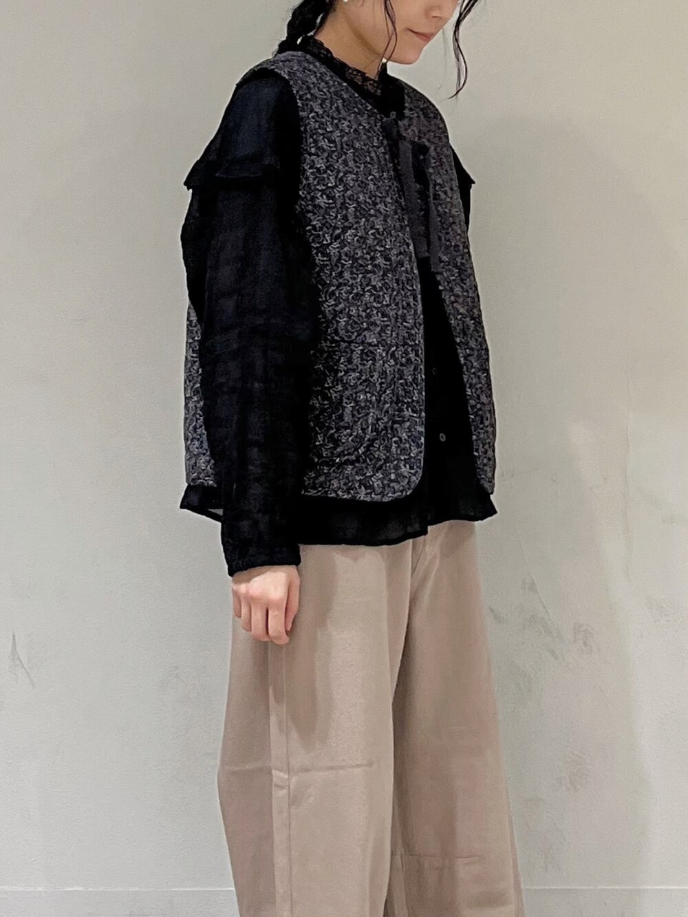 ブラック系のベスト、ブラック系のシャツ/ブラウス、ベージュ系のその他パンツを着用したレディースの冬コーディネートの4枚目の写真