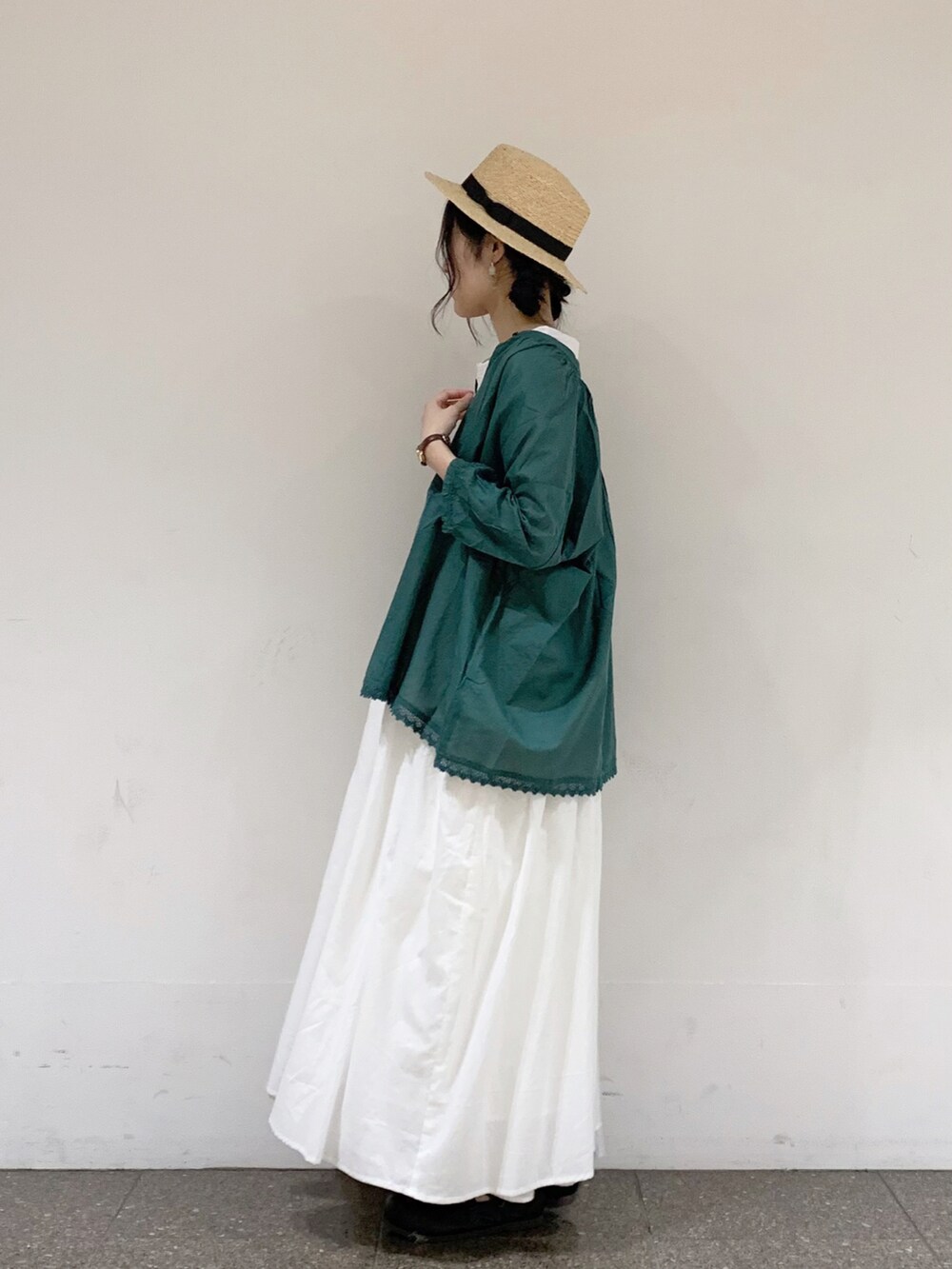 ホワイト系のTシャツ/カットソー、ホワイト系のワンピース、グリーン系のシャツ/ブラウスを着用したレディースの夏コーディネートの2枚目の写真