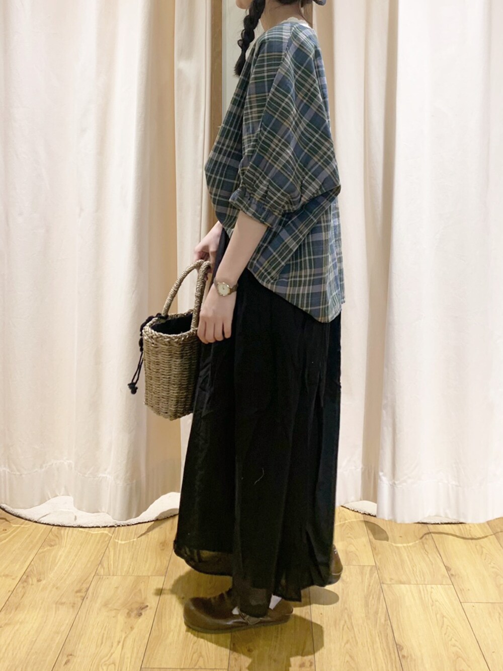 グリーン系のシャツ/ブラウス、ブラック系のスカート、ホワイト系のTシャツ/カットソーを着用したレディースの夏コーディネートの3枚目の写真