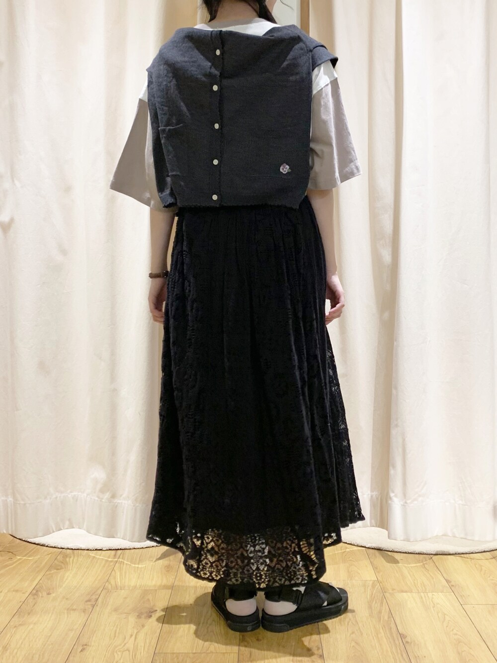 グレー系のニット/セーター、グレー系のカーディガン/ボレロ、ホワイト系のTシャツ/カットソーを着用したレディースの春コーディネートの3枚目の写真