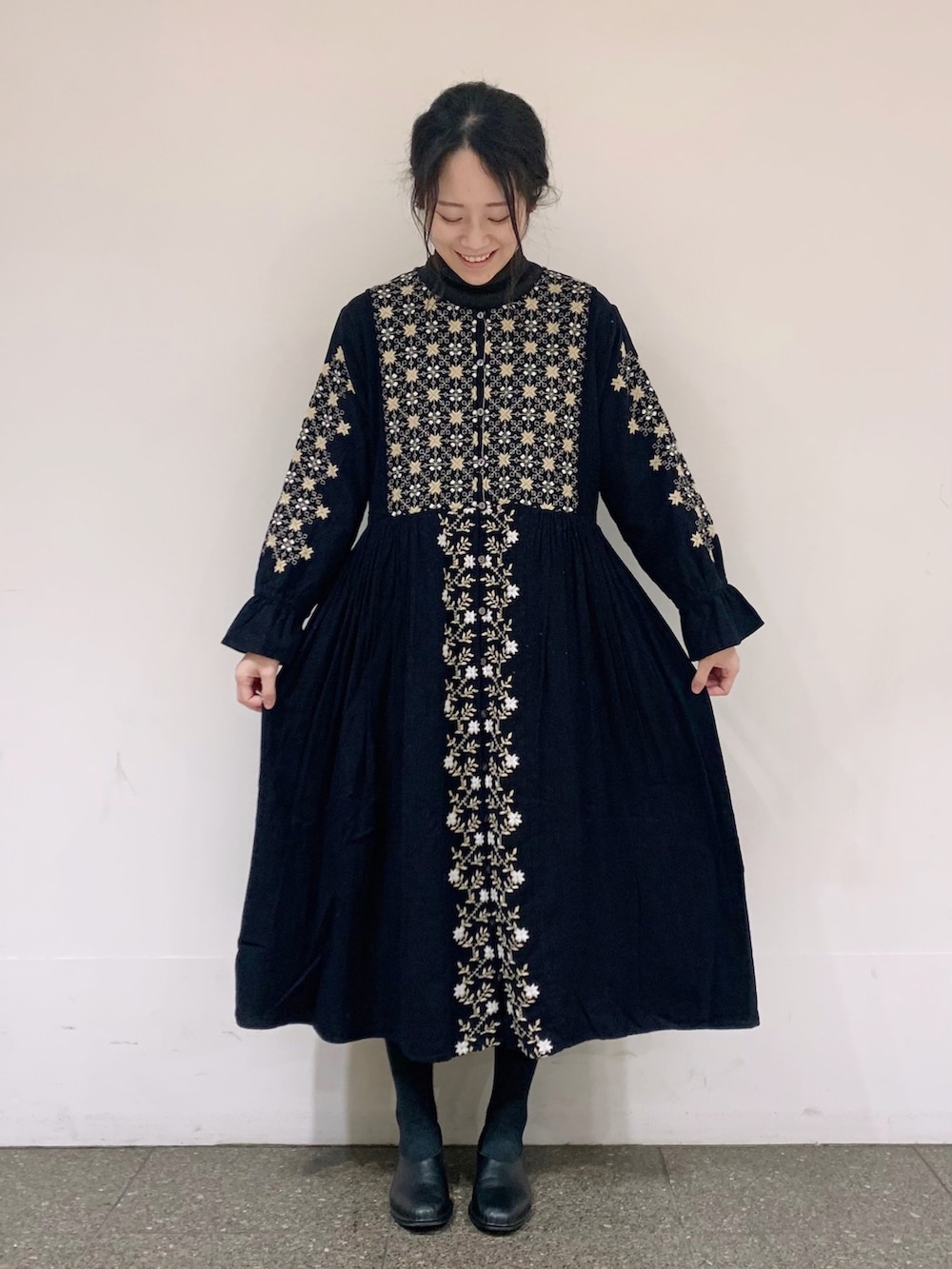 ブラック系のワンピース、グレー系のニット/セーター、ブラック系のその他シューズを着用したレディースの冬コーディネートの5枚目の写真