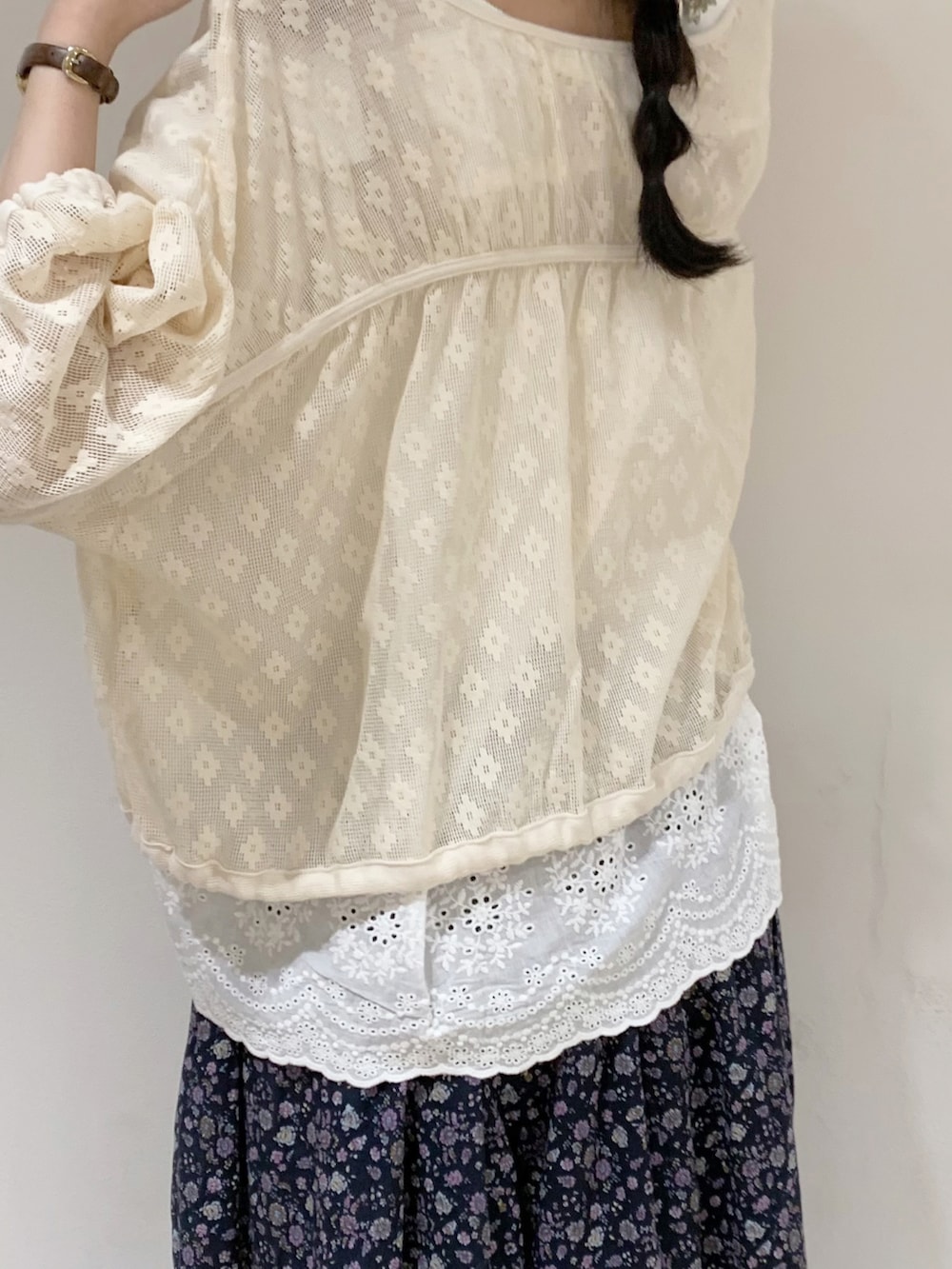 ホワイト系のシャツ/ブラウス、ホワイト系のTシャツ/カットソー、ホワイト系のTシャツ/カットソーを着用したレディースの夏コーディネートの5枚目の写真