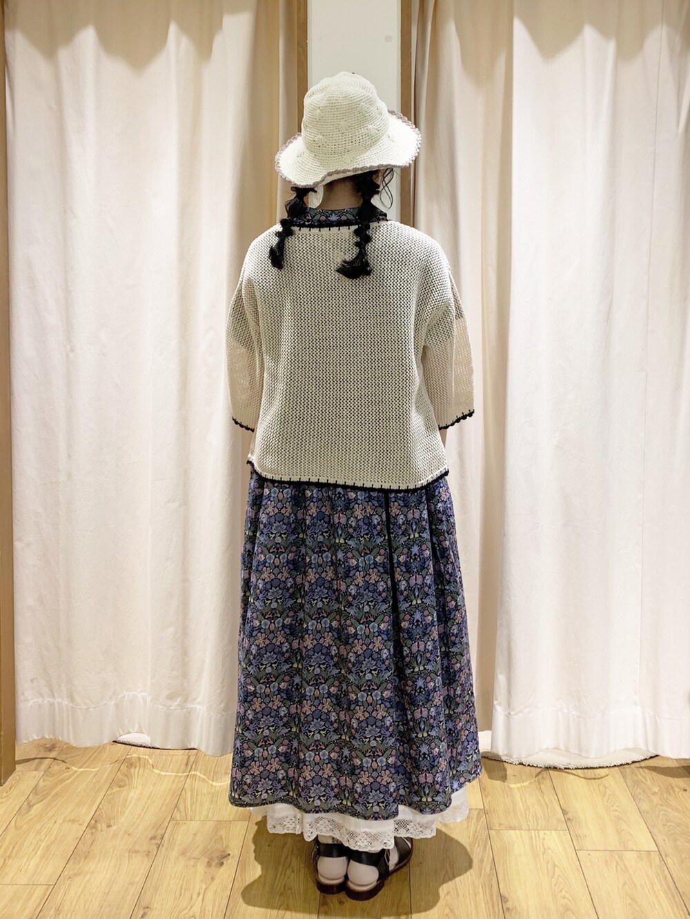 ブルー系のワンピース、ブラック系のサンダル、ホワイト系のスカートを着用したレディースの春コーディネートの4枚目の写真