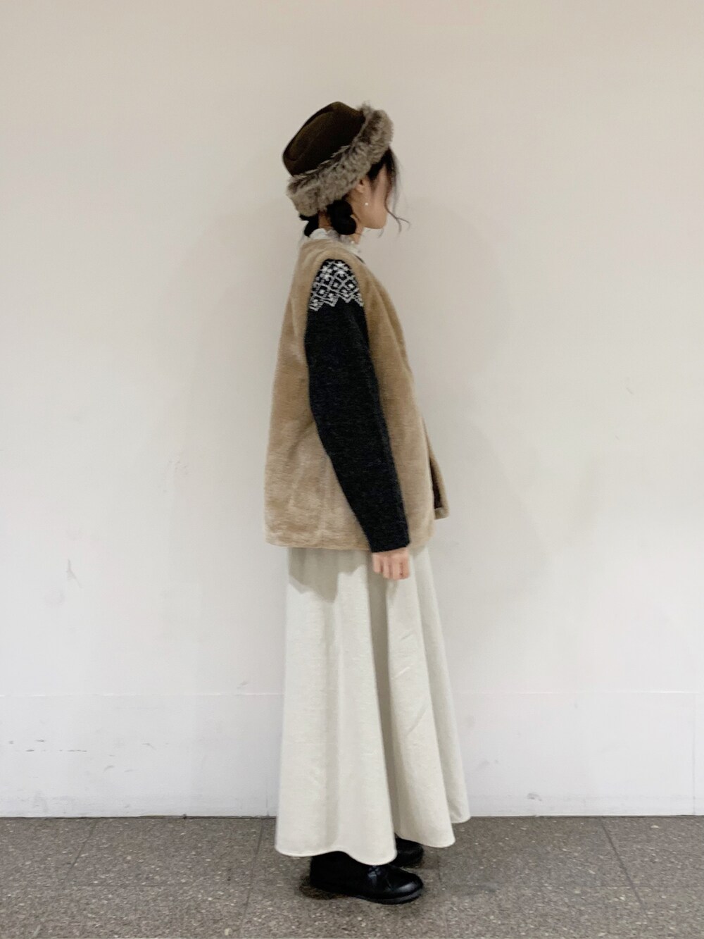 グレー系のカーディガン/ボレロ、ホワイト系のブルゾン、ホワイト系のシャツ/ブラウスを着用したレディースの冬コーディネートの2枚目の写真