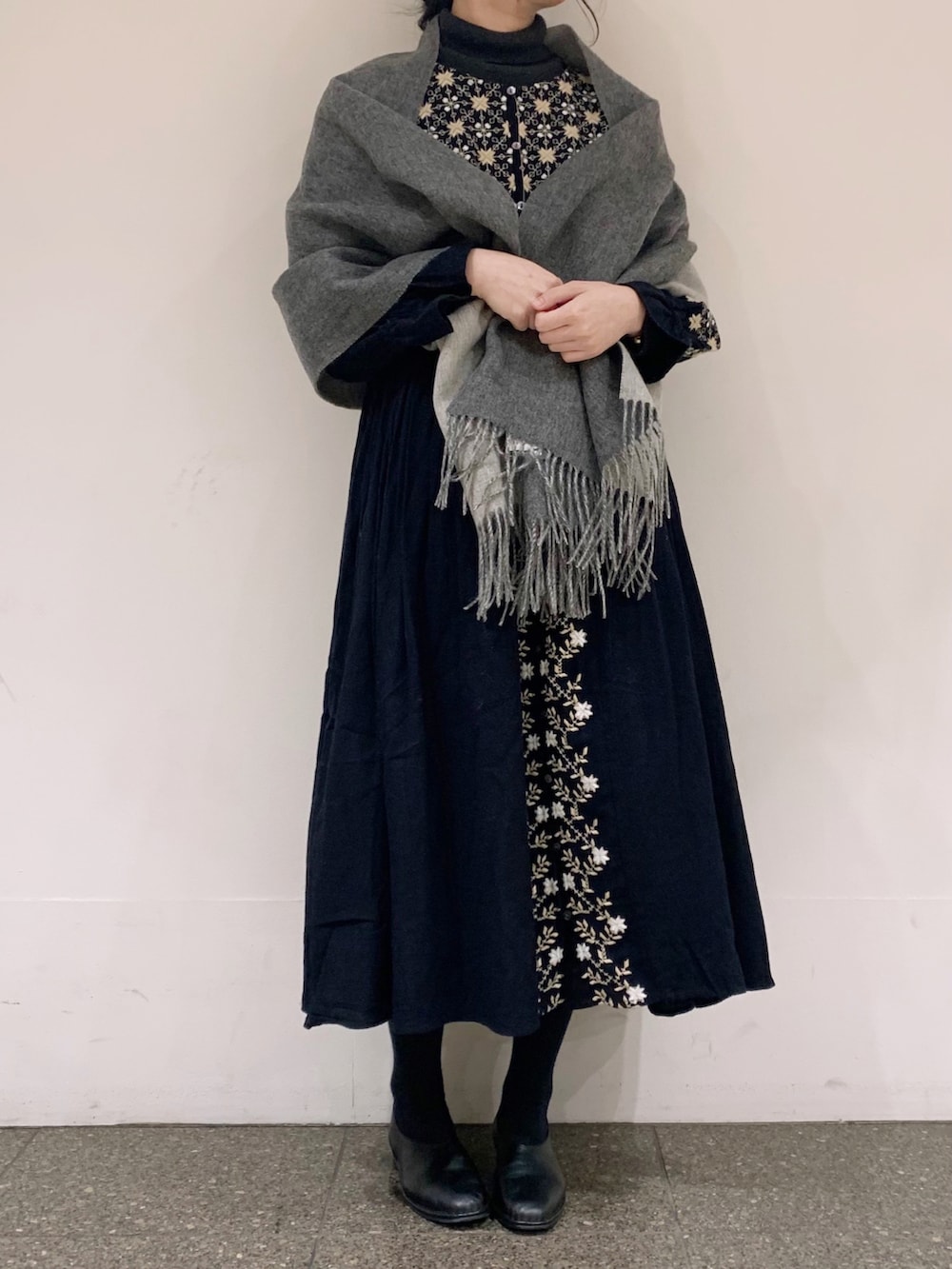 ブラック系のワンピース、グレー系のニット/セーター、ブラック系のその他シューズを着用したレディースの冬コーディネートの4枚目の写真