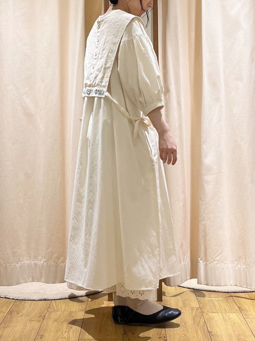 ホワイト系のベストを着用したレディースの春コーディネートの3枚目の写真