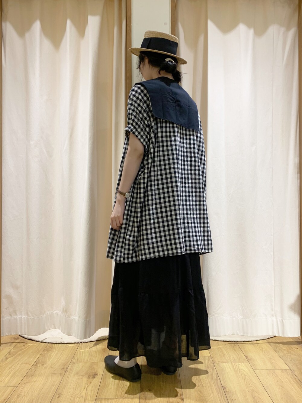 ブラック系のシャツ/ブラウス、ブラック系のシャツ/ブラウス、ブラック系のスカートを着用したレディースの夏コーディネートの3枚目の写真