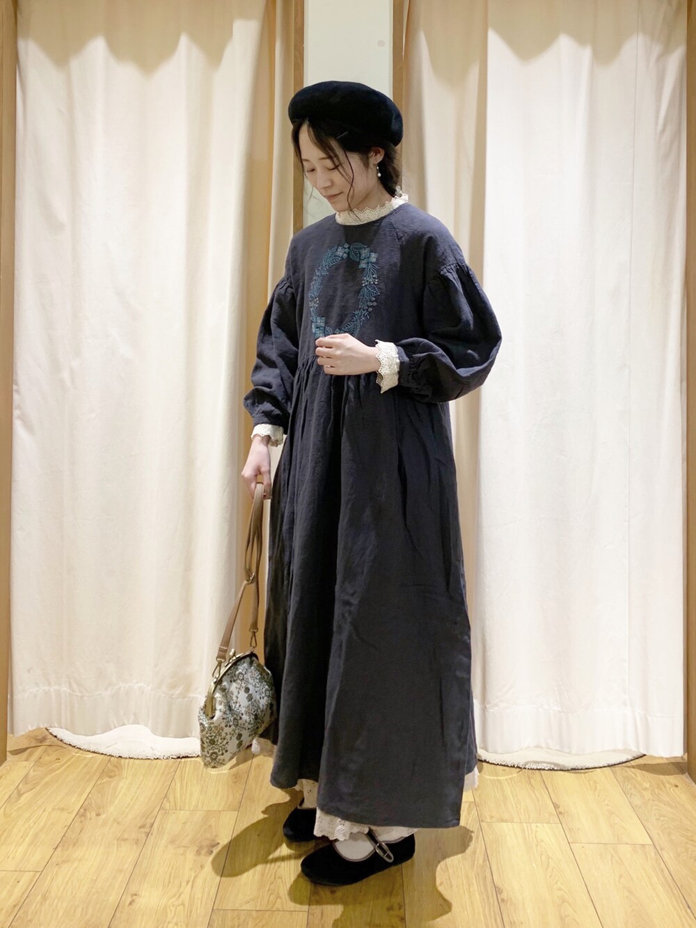 「ゆるコーデ、ナチュラル、ガーリー、刺繍、ワンピース、レイヤードスタイル、レース、マカベアリス、モノトーン、大人ガーリー、がま口バッグ、秋のコーデ、秋コーデ、サマンサ モスモス(Samansa Mos2)、Samansa Mos2」｜「Samansa Mos2の【マカベアリス×SamansaMos2】刺繍ワンピース（ワンピース、グレー系）」を使った、marin.🐏さん（レディース・160cm）の秋コーディネートの2枚目の写真