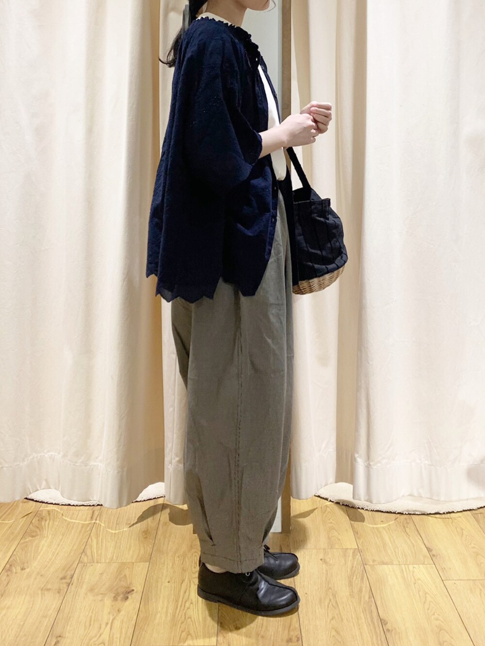 ブルー系のシャツ/ブラウス、ホワイト系のTシャツ/カットソー、グレー系のその他パンツを着用したレディースの春コーディネートの2枚目の写真