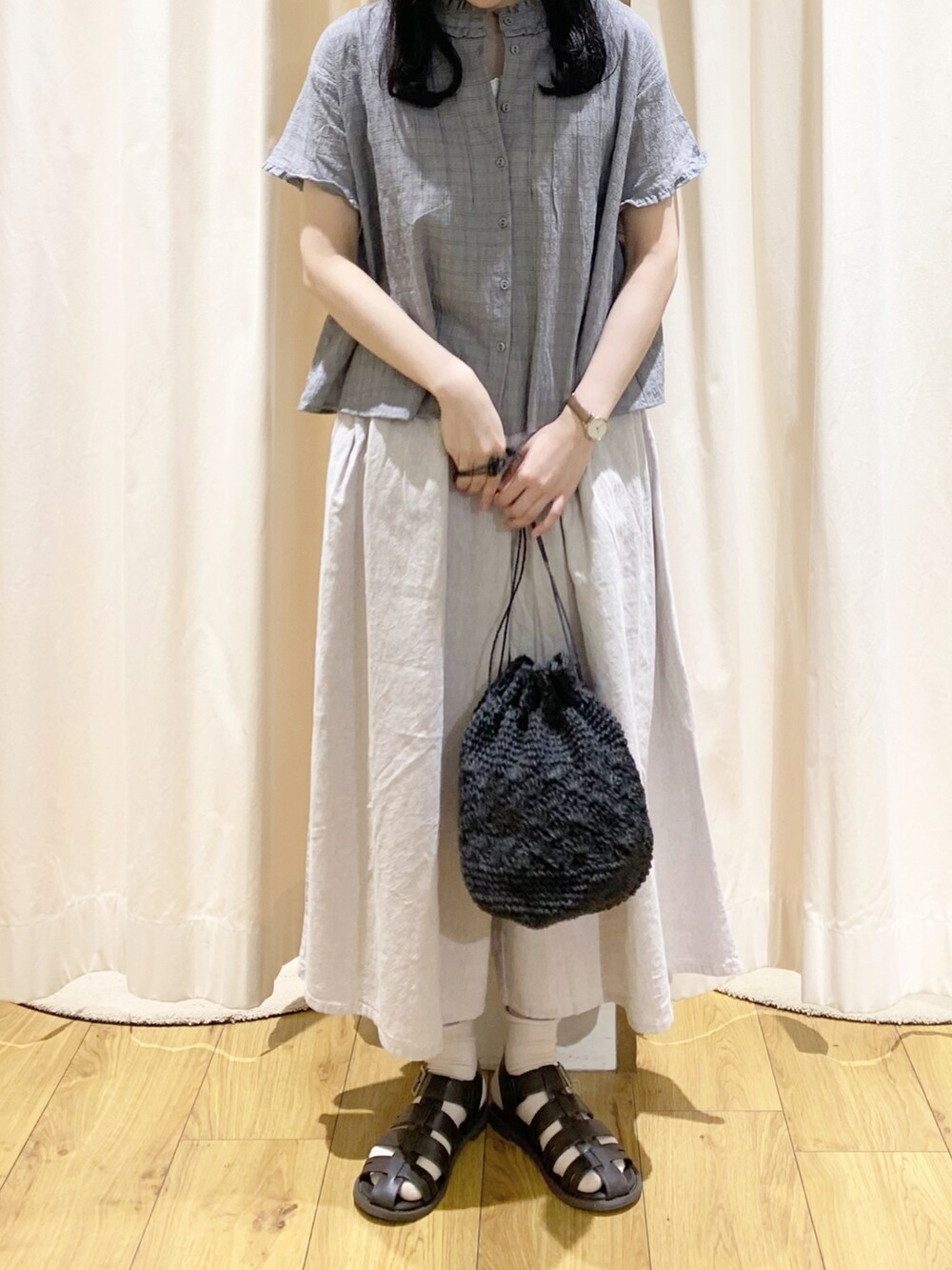 ブラック系のシャツ/ブラウス、ホワイト系のTシャツ/カットソー、ベージュ系のその他パンツを着用したレディースの春コーディネートの2枚目の写真