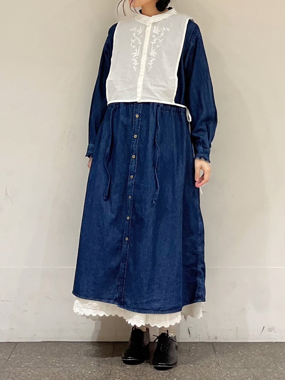 ブルー系のワンピース、ホワイト系のシャツ/ブラウス、ホワイト系のスカートを着用したレディースの冬コーディネートの4枚目の写真