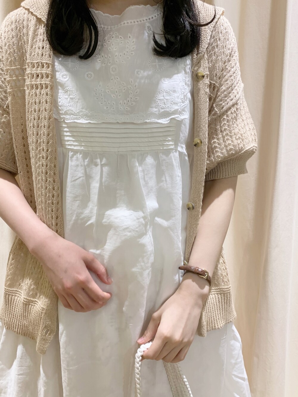 ホワイト系のワンピース、ホワイト系のTシャツ/カットソー、ホワイト系のトートバッグを着用したレディースの春コーディネートの4枚目の写真