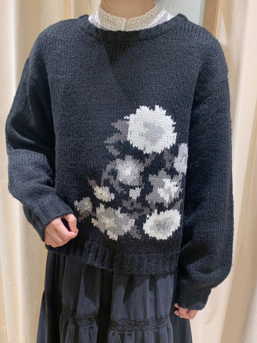 「Samansa Mos2、サマンサ モスモス(Samansa Mos2)、ブラック、モノトーン、ゆるコーデ、ナチュラル、ガーリー、花柄、カーディガン、ブラックコーデ、冬コーデ、秋コーデ、レース、スカート、レイヤードスタイル」|「Samansa Mos2の前後着花柄ジャカードニットカーディガン(カーディガン/ボレロ、ブラック系)」を使った、marin.🐏さん(レディース・160cm)の秋コーディネートの5枚目の写真