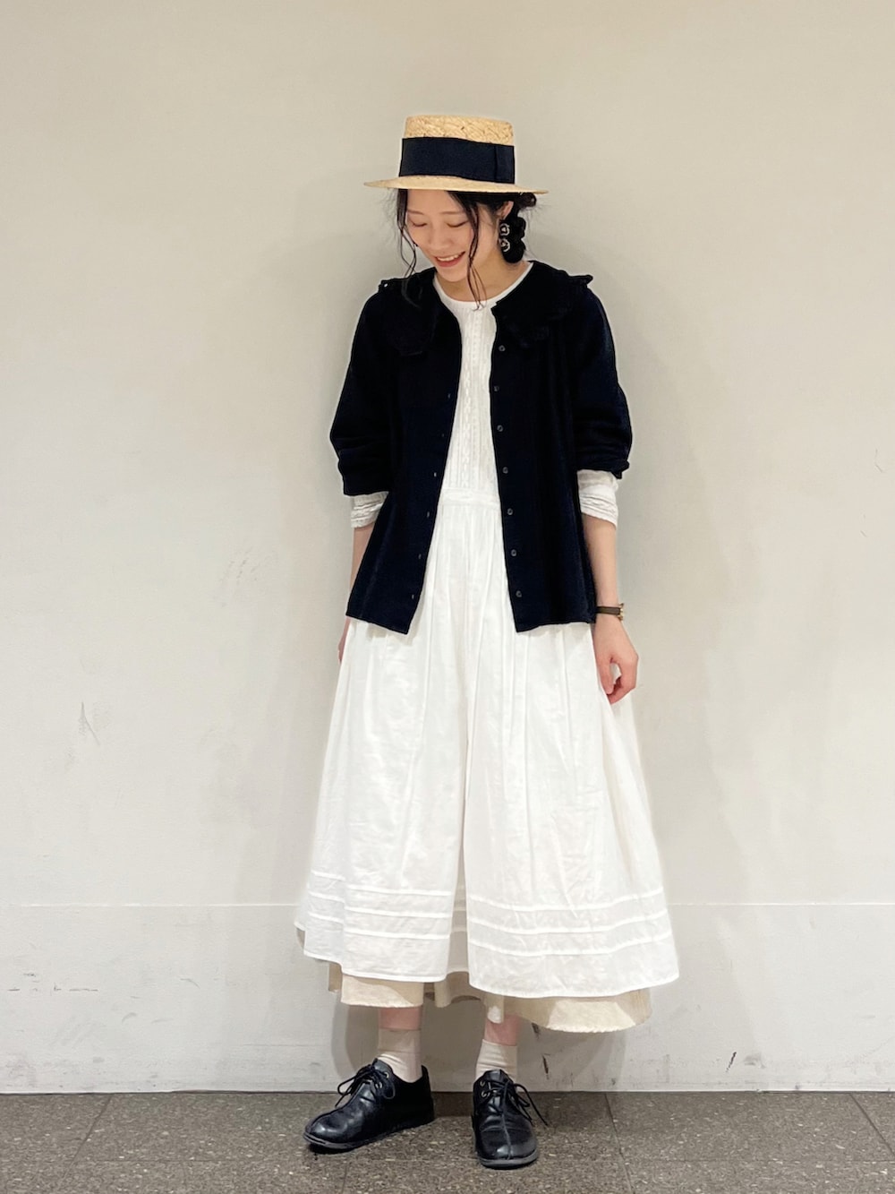 ホワイト系のワンピース、ベージュ系のスカート、ホワイト系のワンピースを着用したレディースの冬コーディネートの2枚目の写真