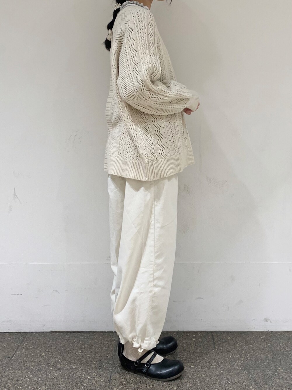 ホワイト系のニット/セーター、ベージュ系のシャツ/ブラウス、ホワイト系のその他パンツを着用したレディースの冬コーディネートの2枚目の写真