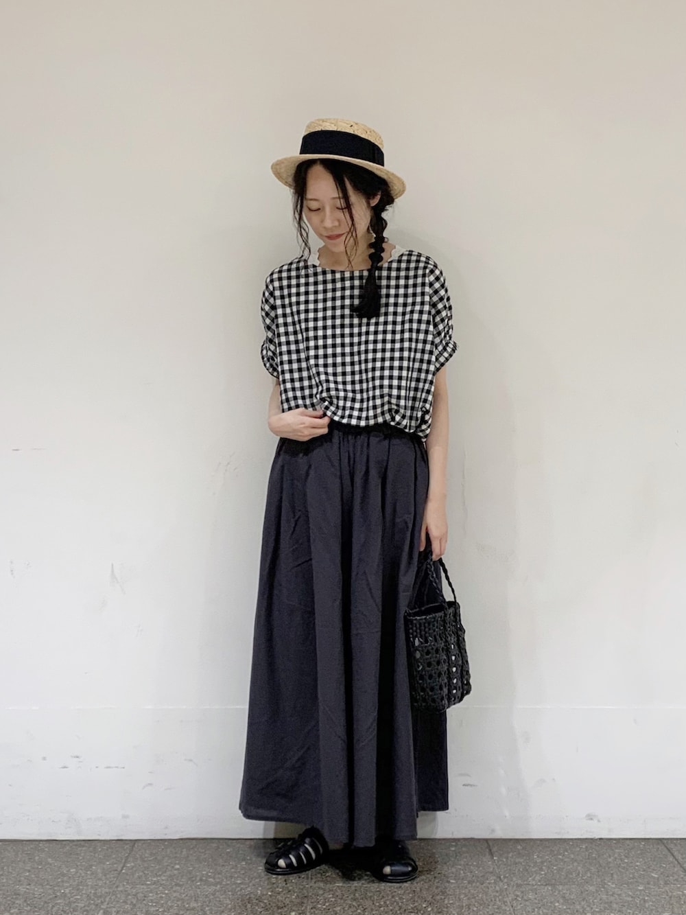 ブラック系のシャツ/ブラウス、グレー系のその他パンツ、ホワイト系のタンクトップを着用したレディースの夏コーディネートの5枚目の写真