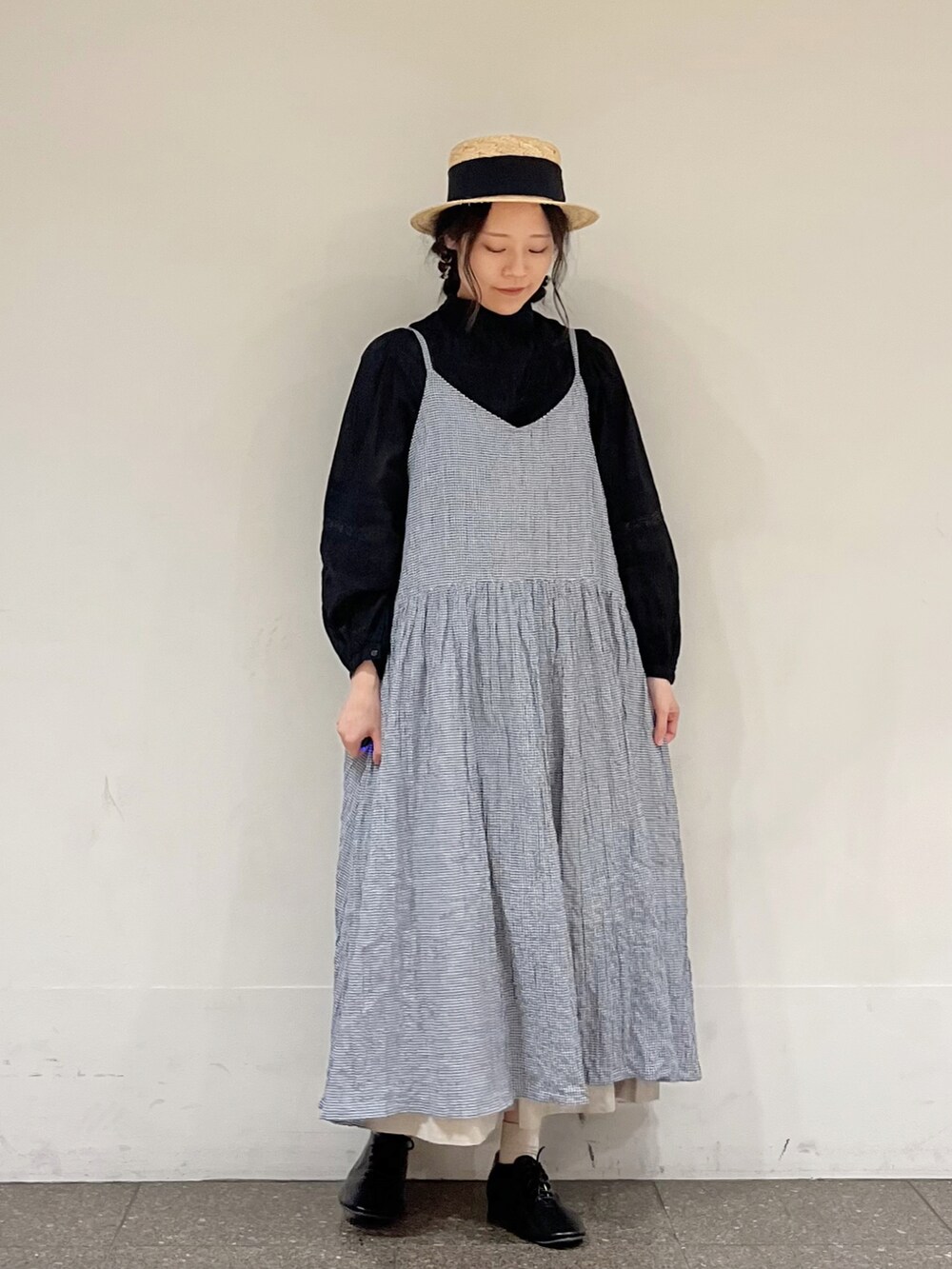 「ゆるコーデ、春コーデ、ナチュラル、ガーリー、モノトーン、Samansa Mos2、サマンサ モスモス(Samansa Mos2)、ゆべしコラボ、キャミワンピ、ワンピース」｜「Samansa Mos2の【india crafts】ギャザーレースブラウス（シャツ/ブラウス、ブラック系）」を使った、marin.🐏さん（レディース・160cm）の春コーディネートの2枚目の写真