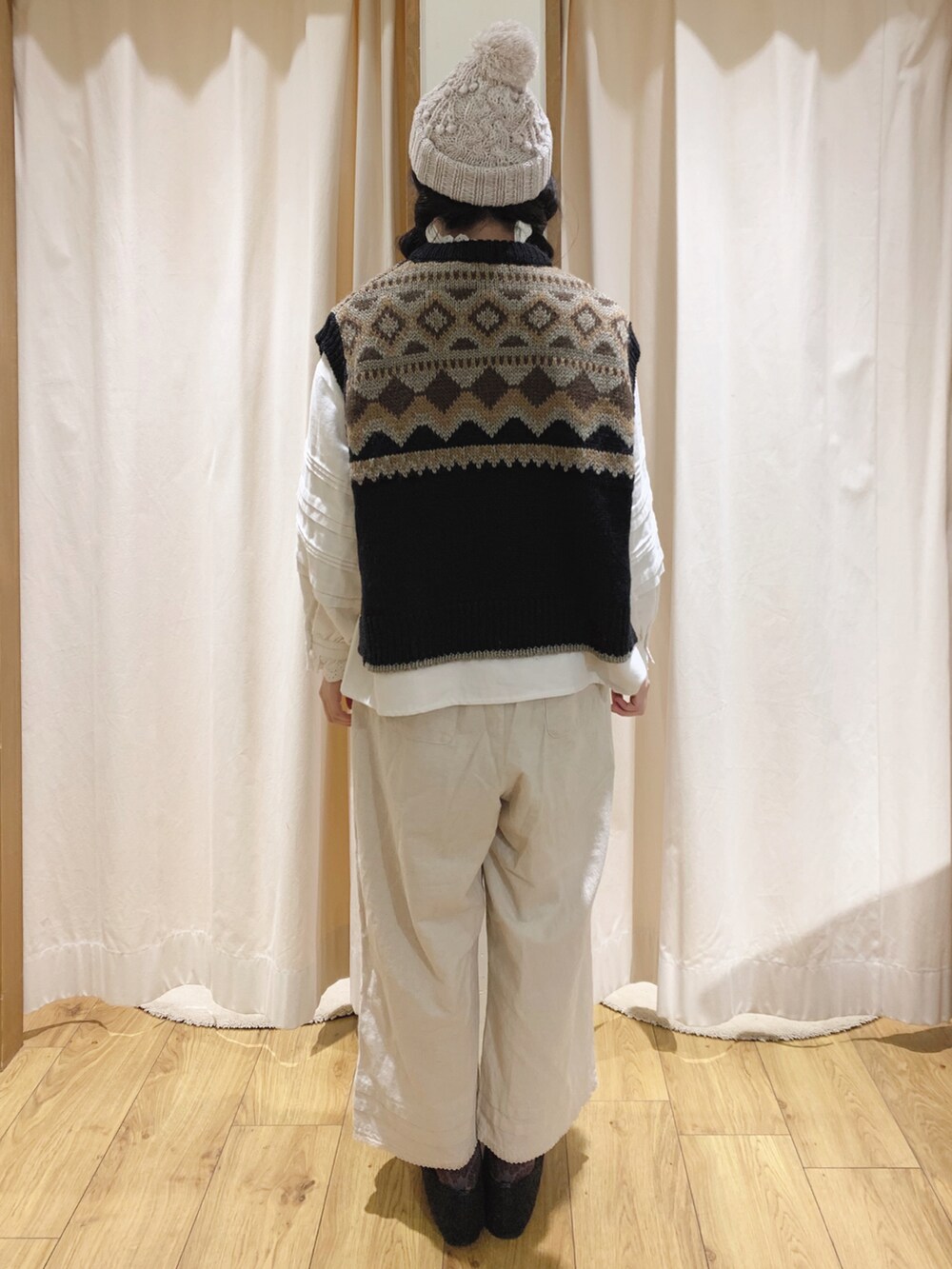 ホワイト系のシャツ/ブラウス、ベージュ系のその他パンツ、ホワイト系のTシャツ/カットソーを着用したレディースの秋コーディネートの4枚目の写真