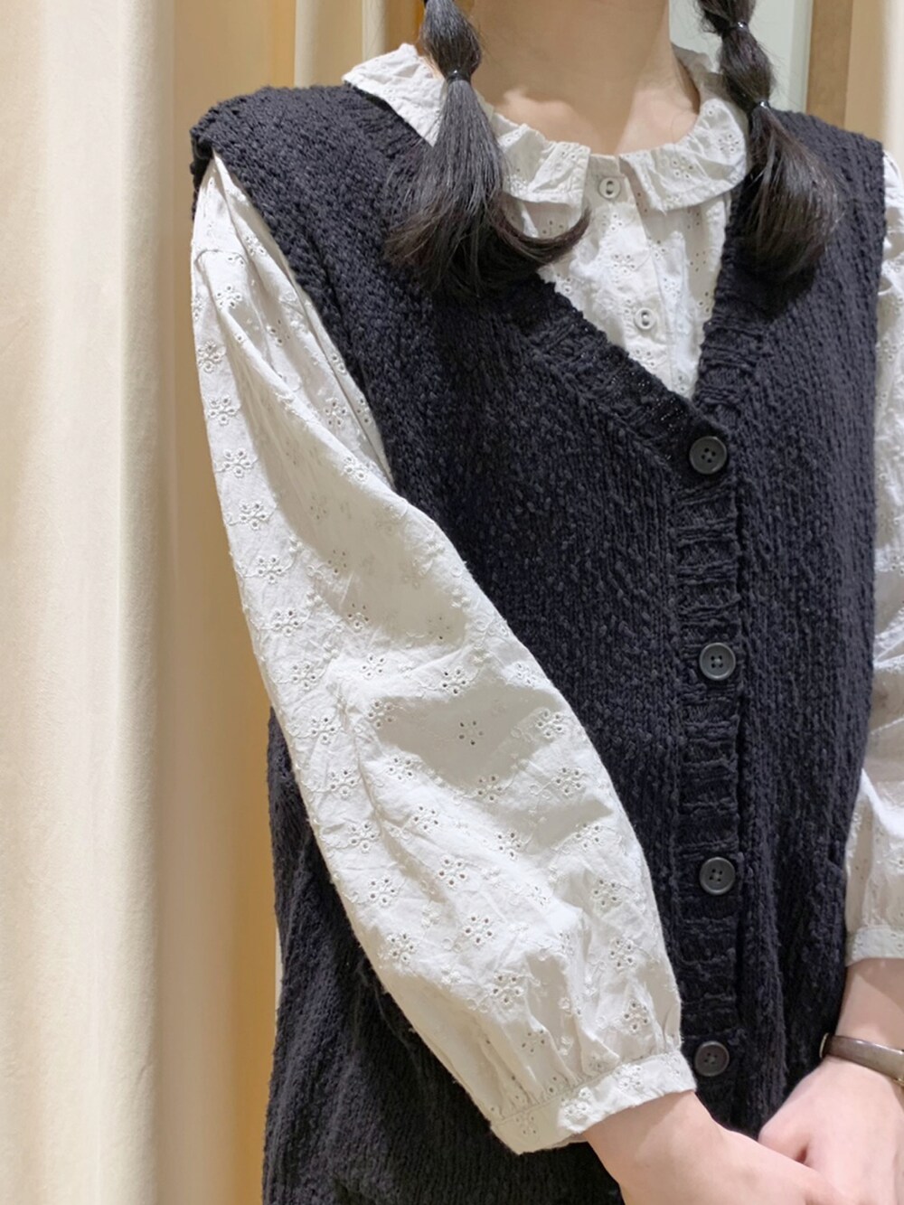 ホワイト系のシャツ/ブラウス、ブラック系のベスト、ブラック系のスカートを着用したレディースの秋コーディネートの4枚目の写真