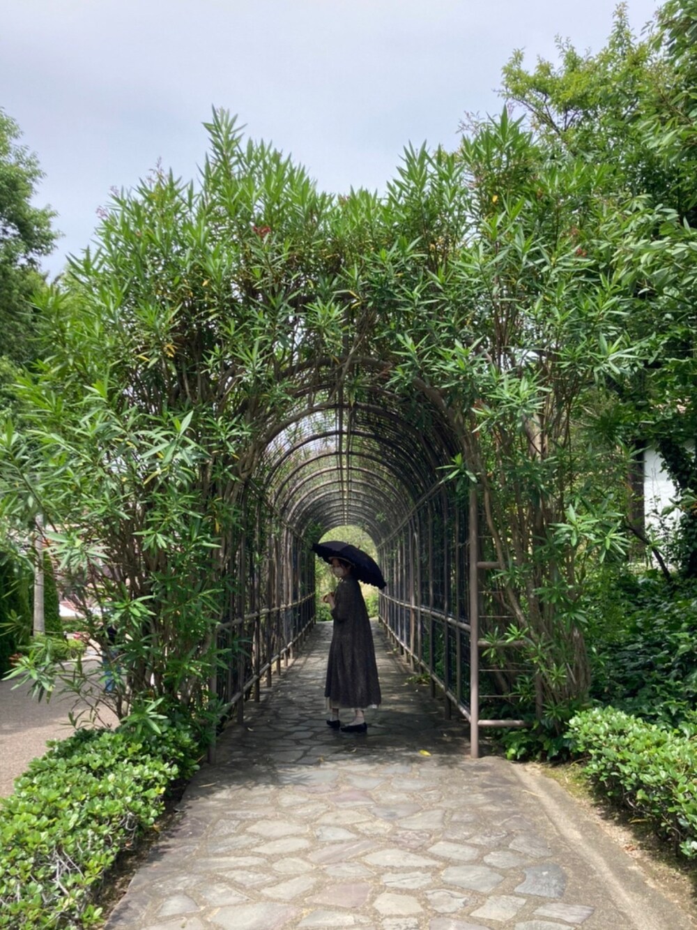 ブラック系のワンピース、ホワイト系のスカート、ブラック系のTシャツ/カットソーを着用したレディースの夏コーディネートの3枚目の写真