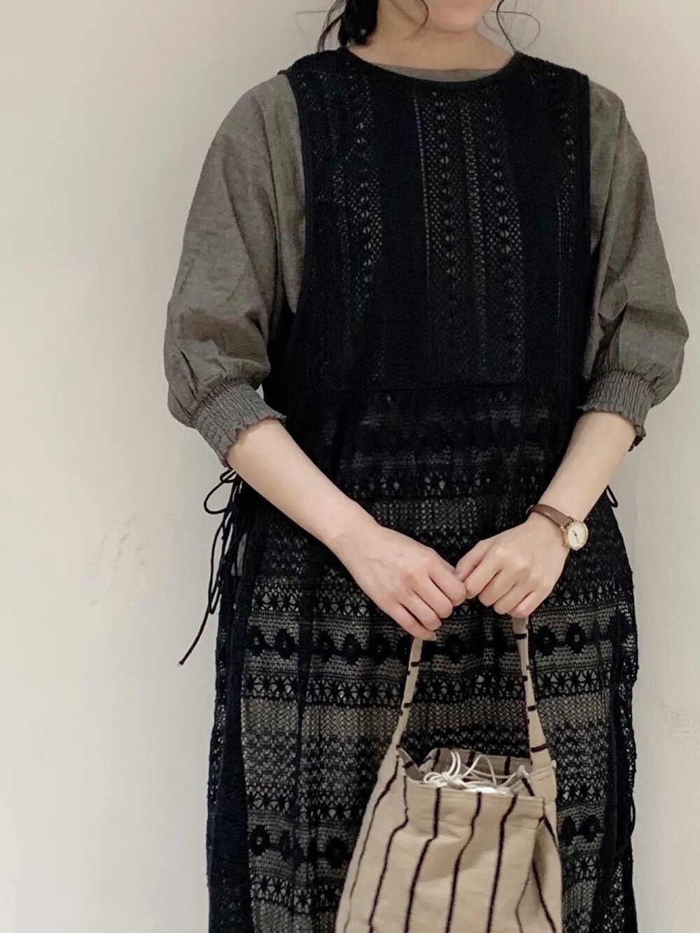 ブラック系のワンピース、ブラック系のシャツ/ブラウス、ブラック系のTシャツ/カットソーを着用したレディースの春コーディネートの4枚目の写真