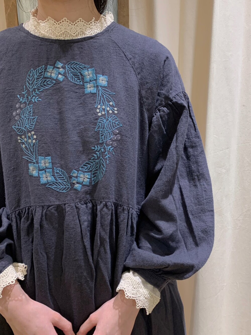 「ゆるコーデ、ナチュラル、ガーリー、刺繍、ワンピース、レイヤードスタイル、レース、マカベアリス、モノトーン、大人ガーリー、がま口バッグ、秋のコーデ、秋コーデ、サマンサ モスモス(Samansa Mos2)、Samansa Mos2」｜「Samansa Mos2の【マカベアリス×SamansaMos2】刺繍ワンピース（ワンピース、グレー系）」を使った、marin.🐏さん（レディース・160cm）の秋コーディネートの4枚目の写真